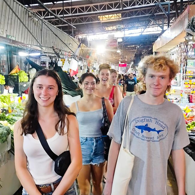 santiago-ch-meals-students-at-market