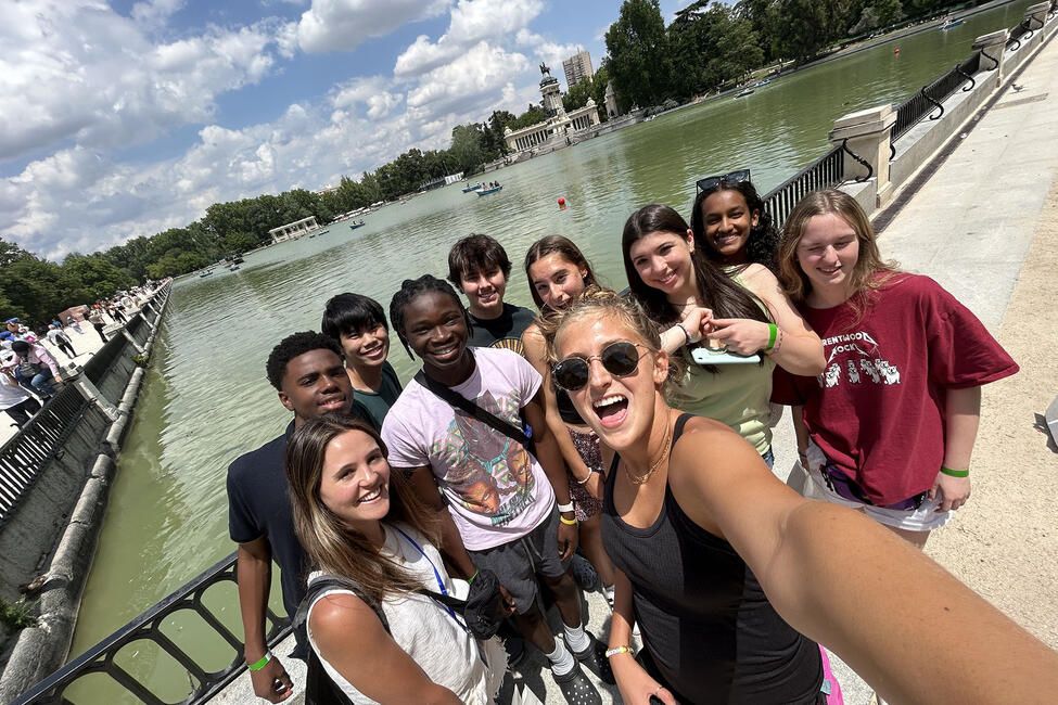 madrid_group-selfie-with-their-program-leader-at-retiro-park.jpg