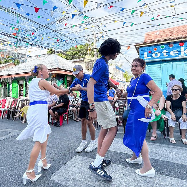 santiago-dr-students-street-dancing