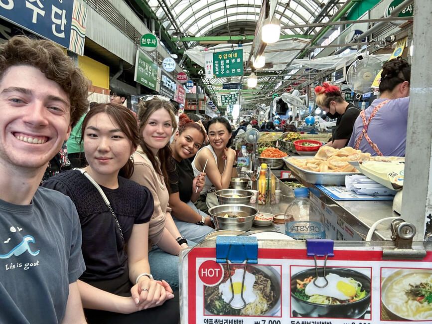 seoul-group-street-food-vendor