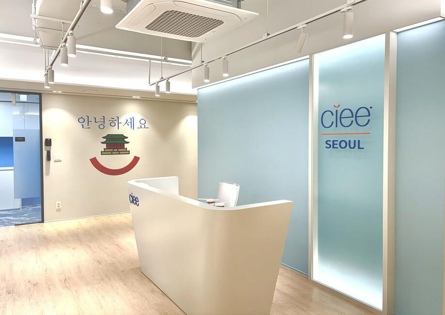 seoul-office-welcome-desk-side