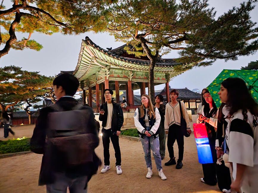 seoul-palace-ghost-tour-pagoda