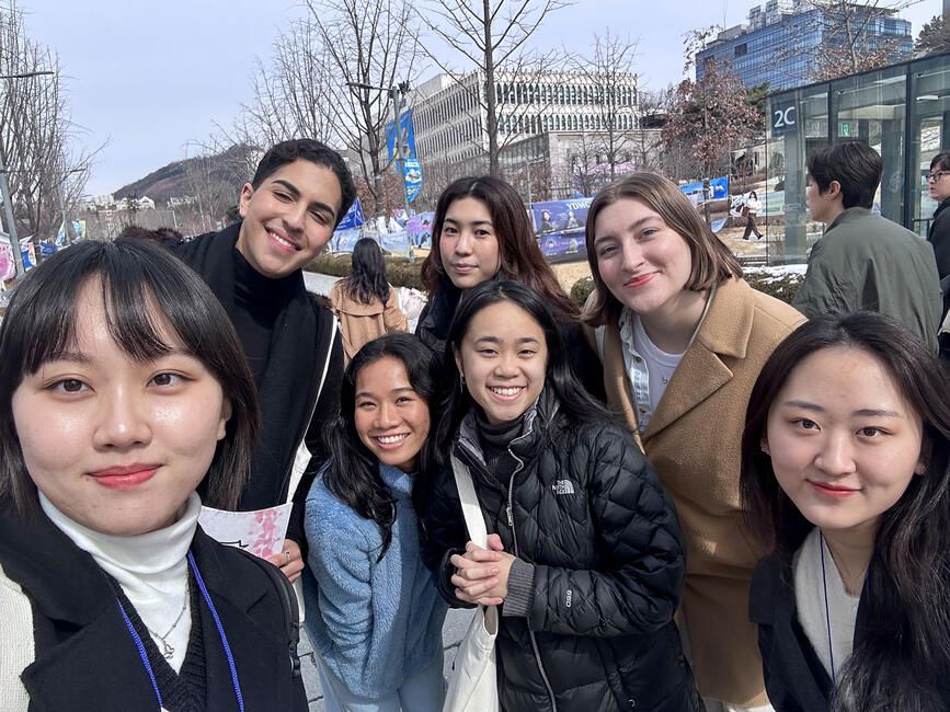 seoul-smiling-group-streetscene