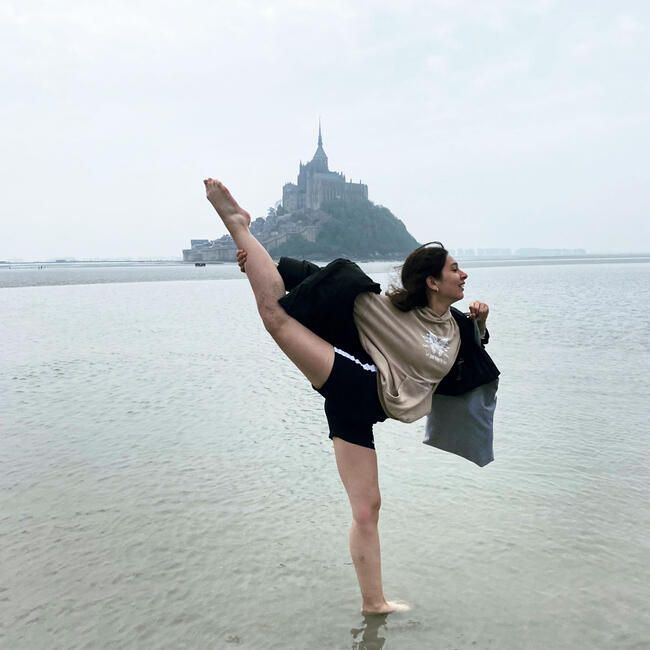 rennes-student-ballerina-pose-bay-of-mont-saint-michel