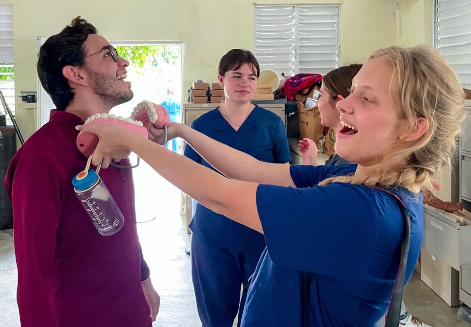 santiago-dr-cph-students-having-fun-oral-hygiene-speech