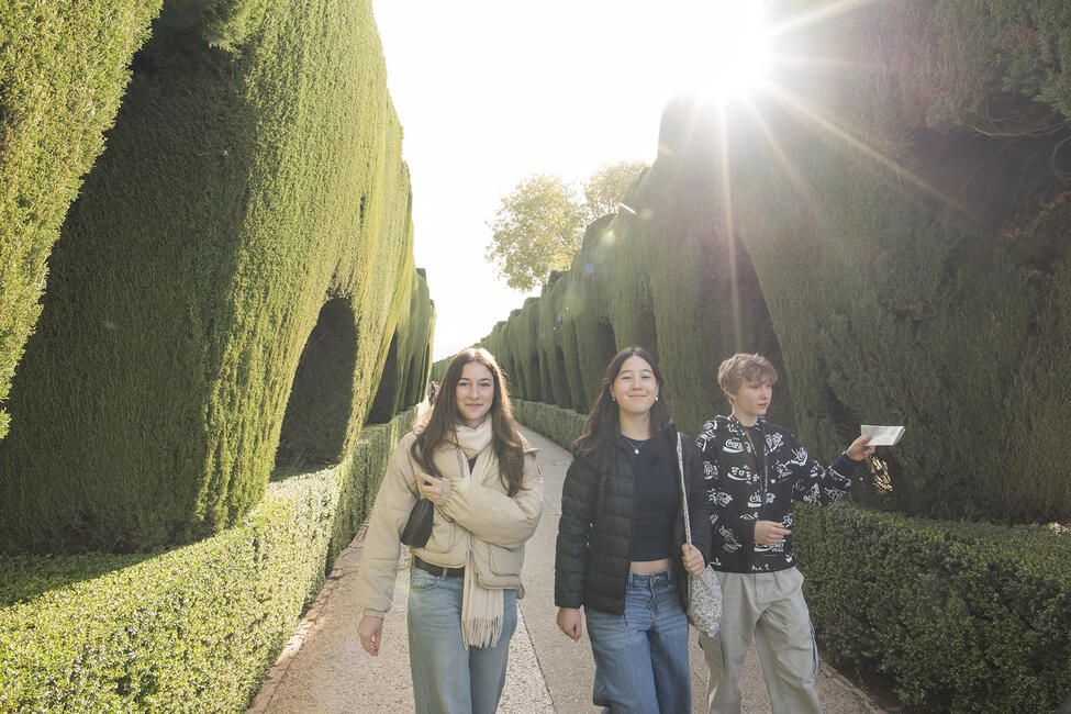 spain-students-on-overnight-trip-to-granada_gardens.jpg