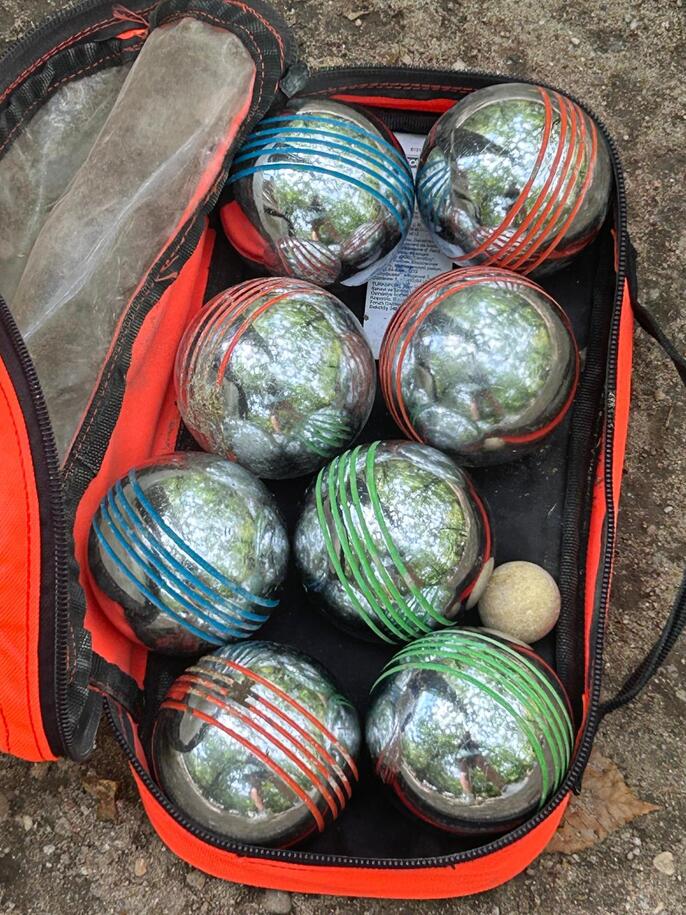 playing petanque 5