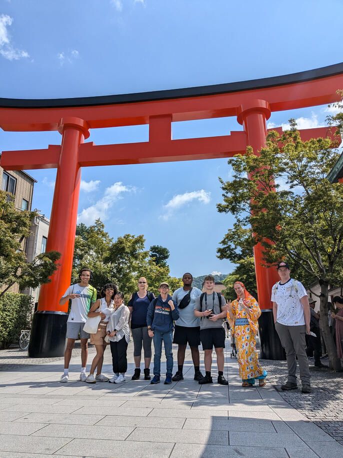 kyoto_a-group-of-college-students-went-to-fushimi-inari-hike-for-their-activity.jpg