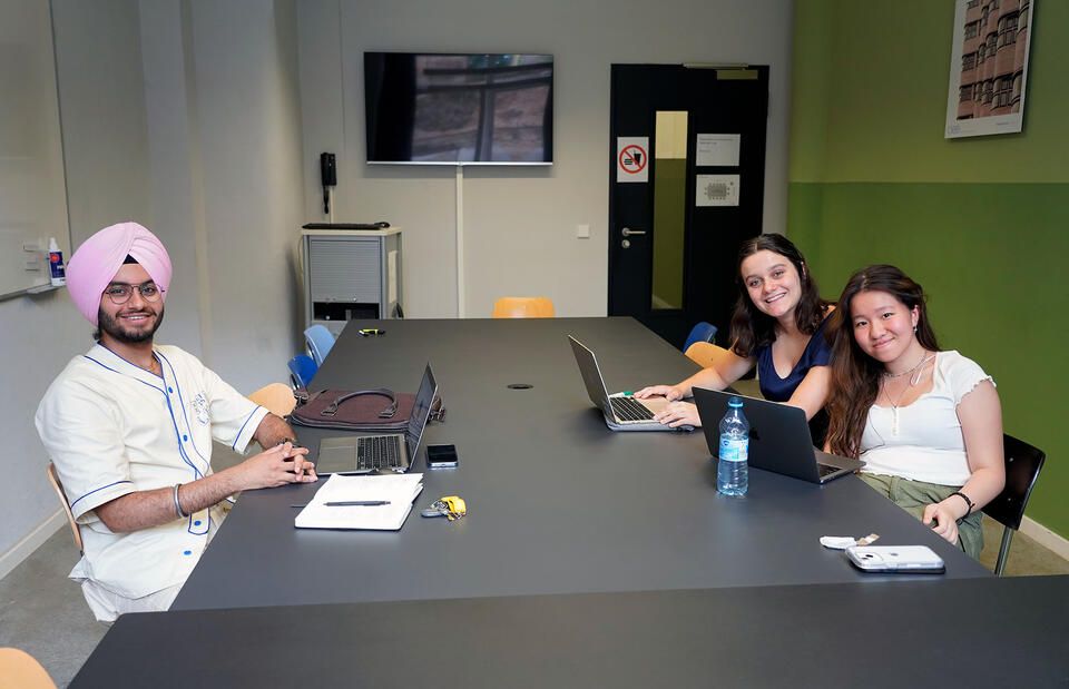 students abroad berlin desk meeting