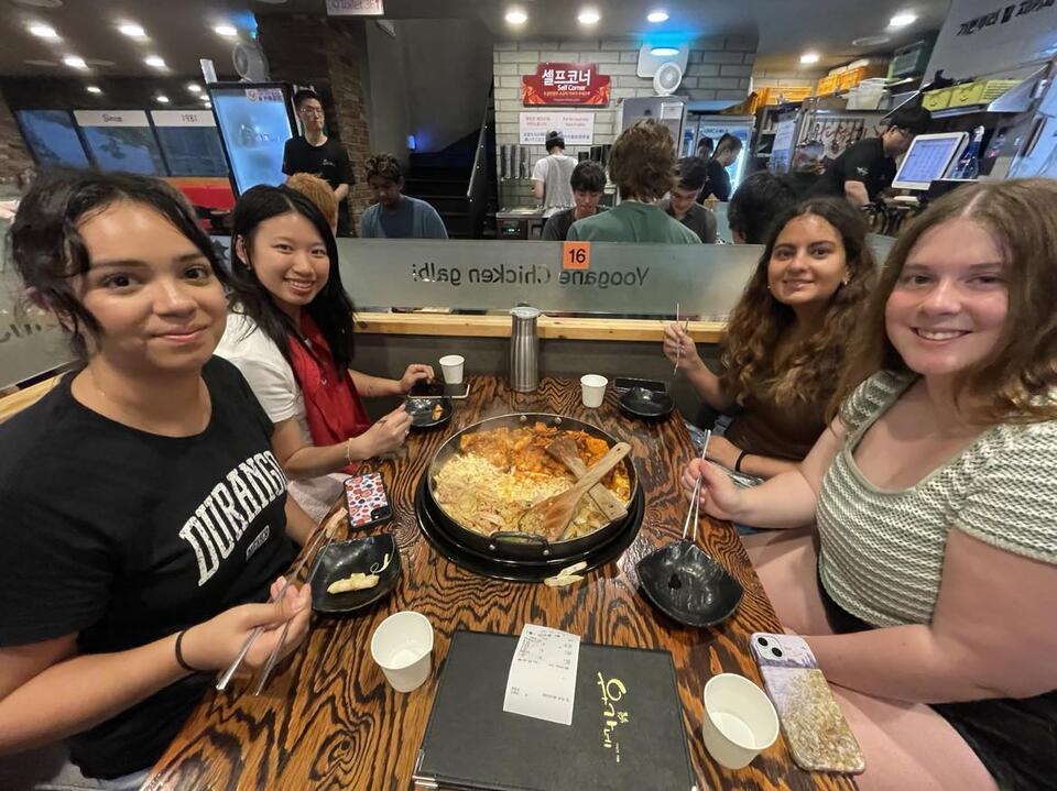 Students enjoying Dak-galbi for dinner