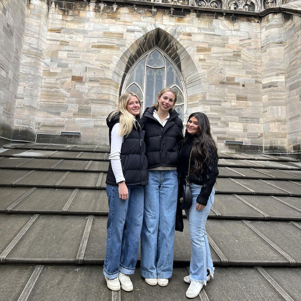 milan study abroad students duomo