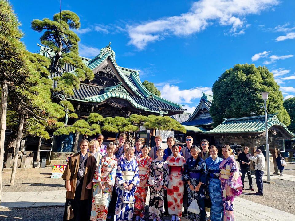 tokyo-students-group-traditional-dress-temple