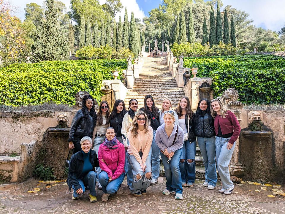 palma-jterm-large-student-group-garden-staircase
